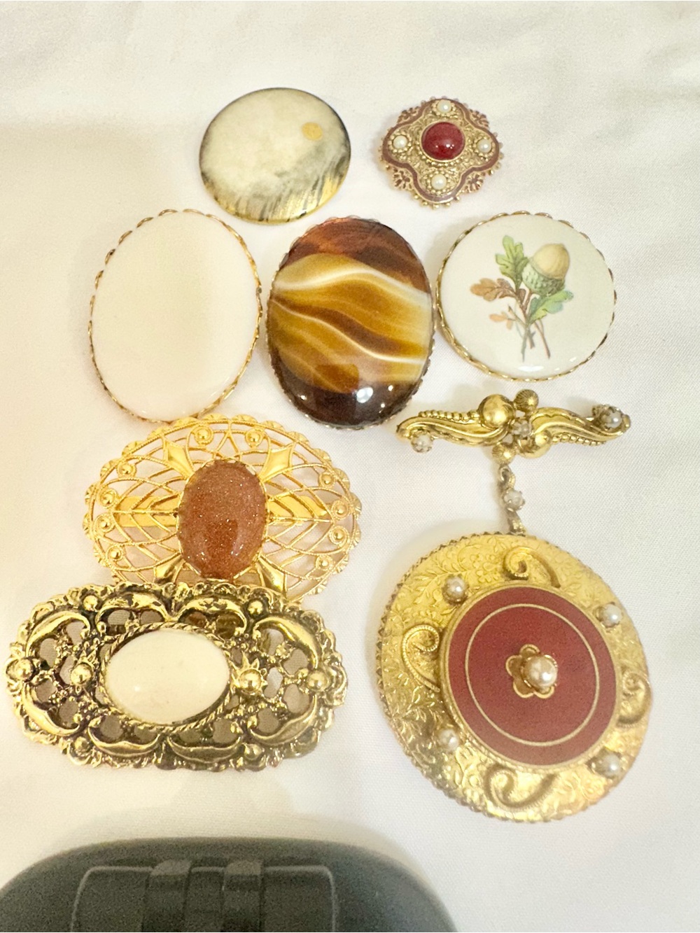 Vintage Brooches Bundle Set - Classic Decorative Brooches (8 pcs.)
